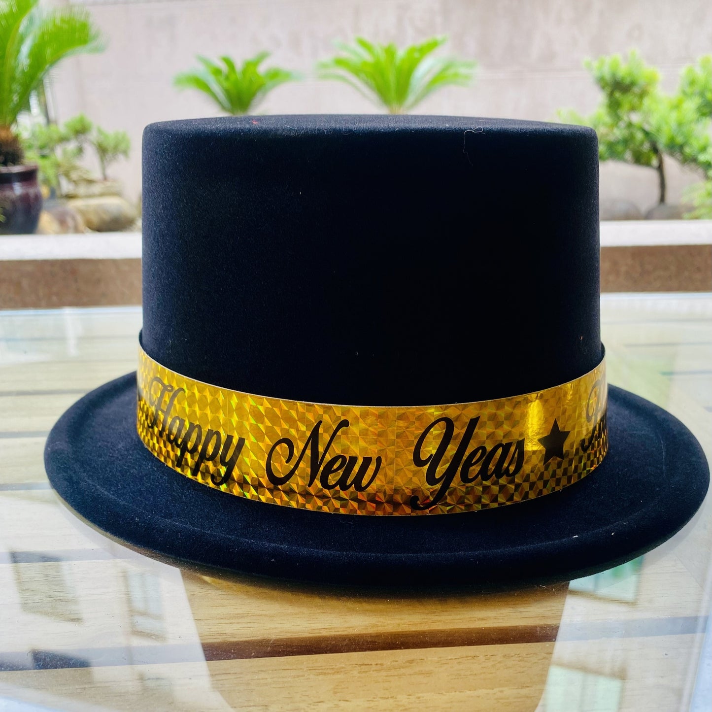 6-Pack Happy New Year Top Hats - One-Time Use Plastic Party Accessories with Removable Golden Band, Versatile for Year-Round Celebrations, Festive Headwear for New Year's Eve and General Occasions