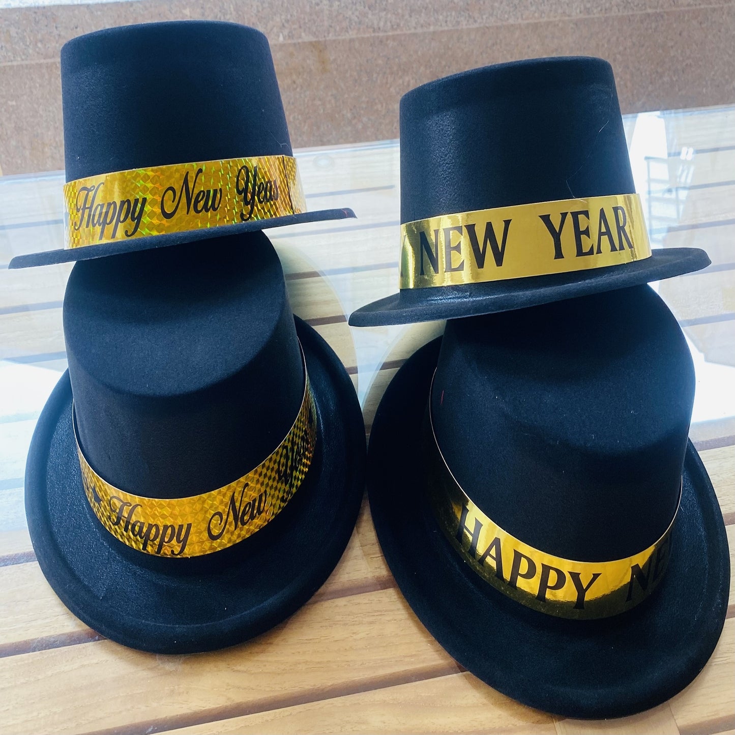 6-Pack Happy New Year Top Hats - One-Time Use Plastic Party Accessories with Removable Golden Band, Versatile for Year-Round Celebrations, Festive Headwear for New Year's Eve and General Occasions