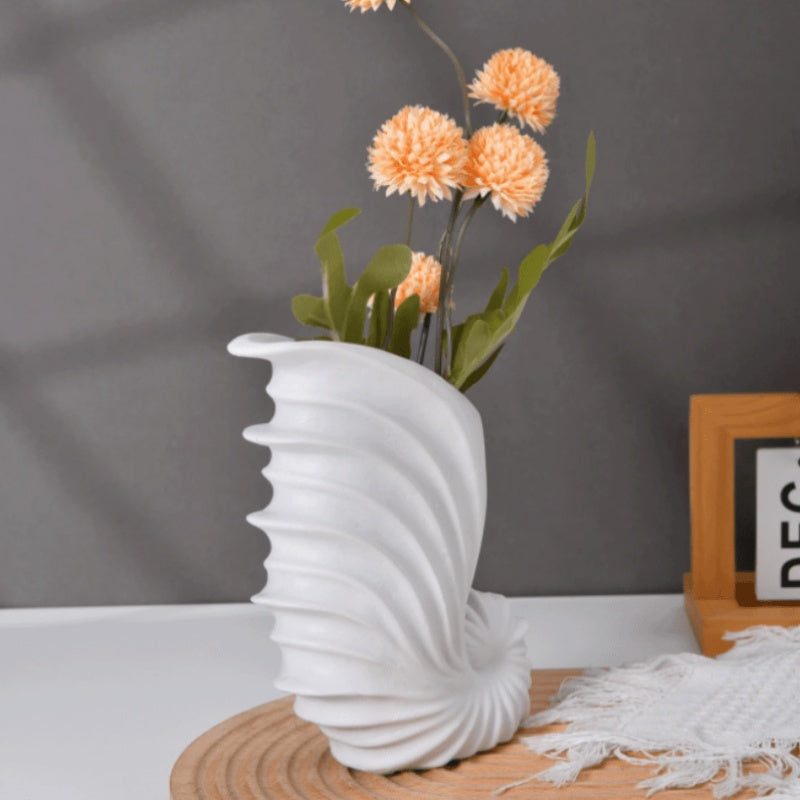 Eclectic Shell-Shaped Resin Vase for Home Decor, Modern Creative Conch Spiral Flower Vase for Living Room Dry Floral Arrangements, Artistic Tabletop Centerpiece