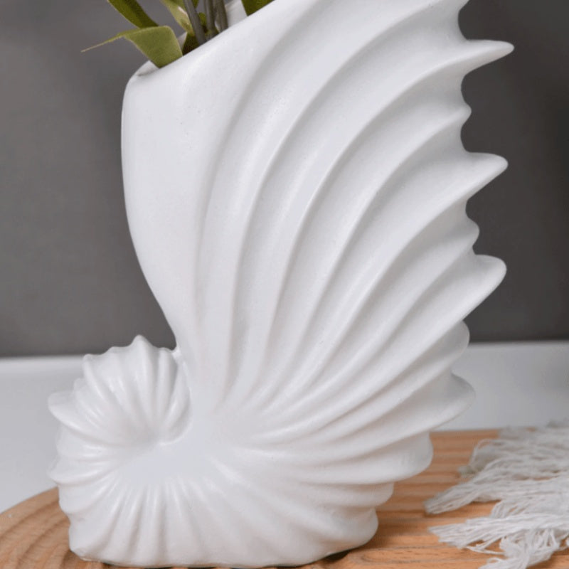 Eclectic Shell-Shaped Resin Vase for Home Decor, Modern Creative Conch Spiral Flower Vase for Living Room Dry Floral Arrangements, Artistic Tabletop Centerpiece